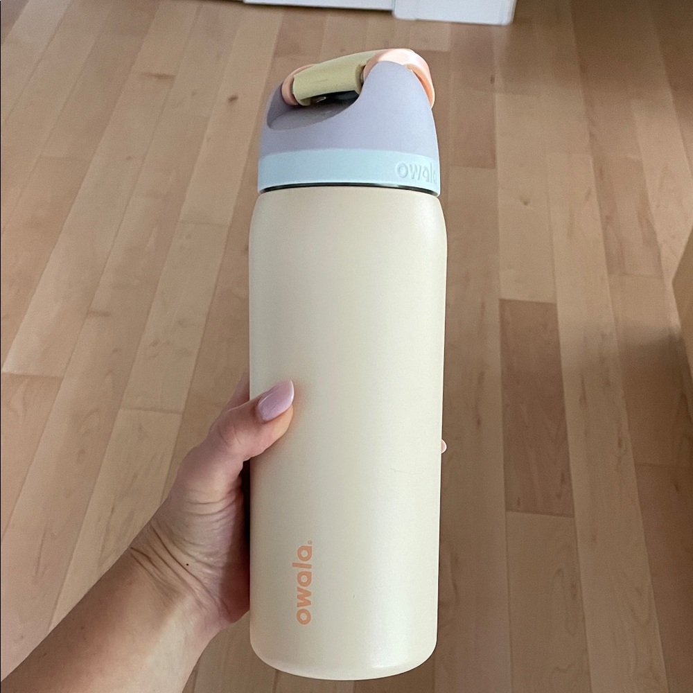 Owala FreeSip 32 oz Water Bottle in Sandy Shores